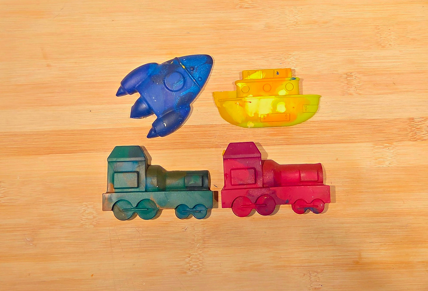 Paquet de crayons de forme variées
