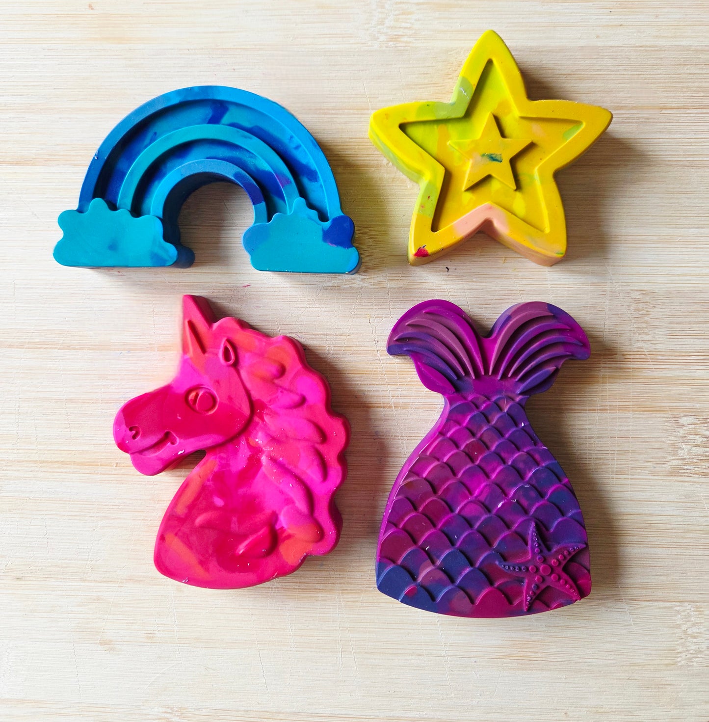 Paquet de crayons de forme variées